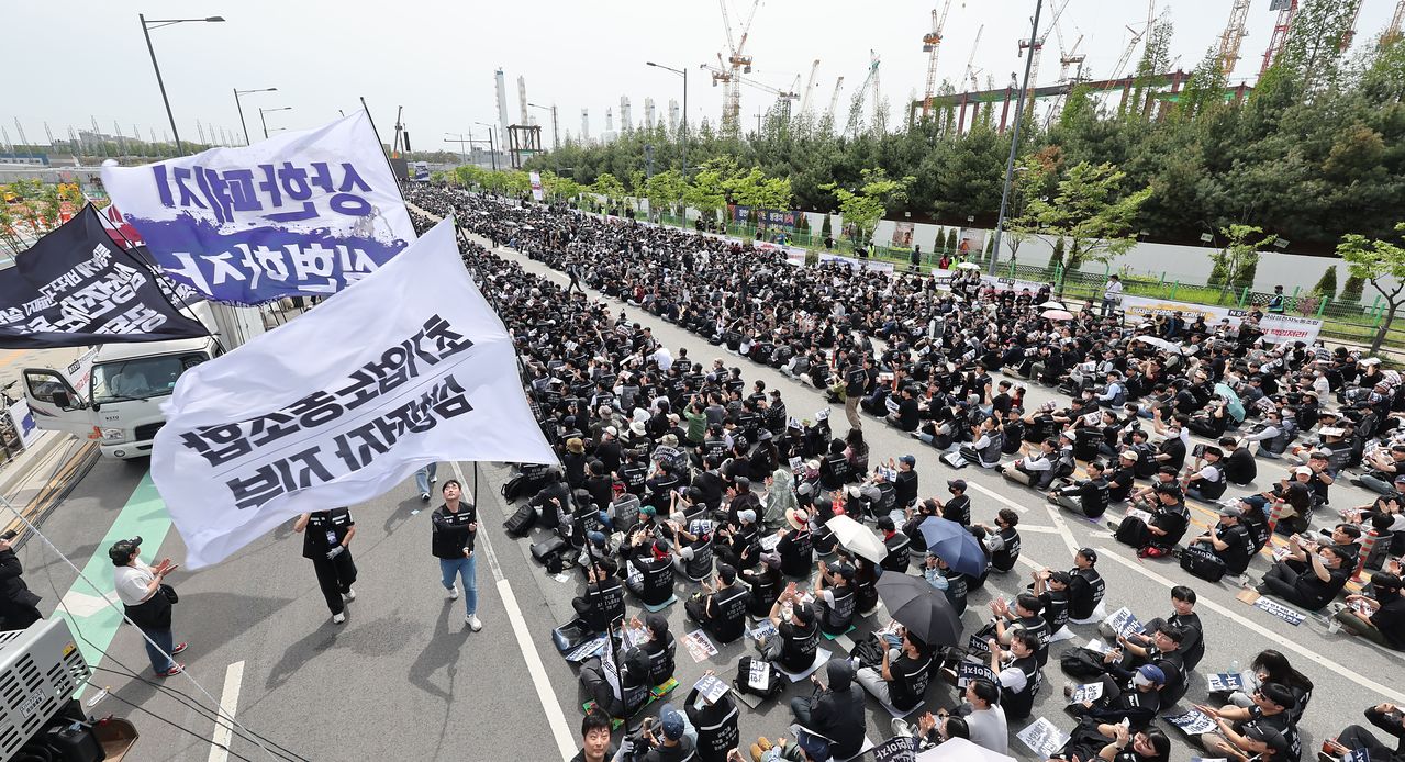 (평택=뉴스1) 김영운 기자 = 23일 경기 평택시 고덕동 삼성전자 평택캠퍼스에서 열린 삼성전자 노동조합 공동투쟁본부 '4·23 투쟁 결의대회'에서 조합원들이 구호를 외치고 있다. (공동취재) 2026.4.23/뉴스1