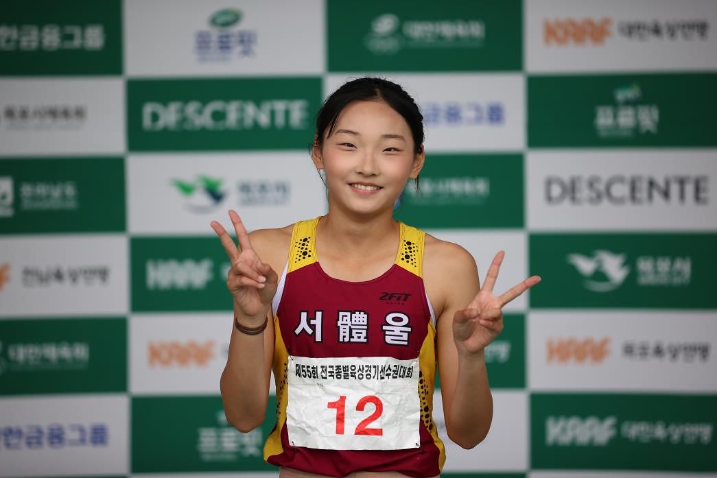 왕서윤이 2일 전남 목포종합경기장에서 열린 제55회 전국종별육상경기선수권대회 여자 중등부 100ｍ에서 여자 중등부 한국기록으로 우승한 뒤 포즈를 취하고 있다. 사진 대한육상연맹