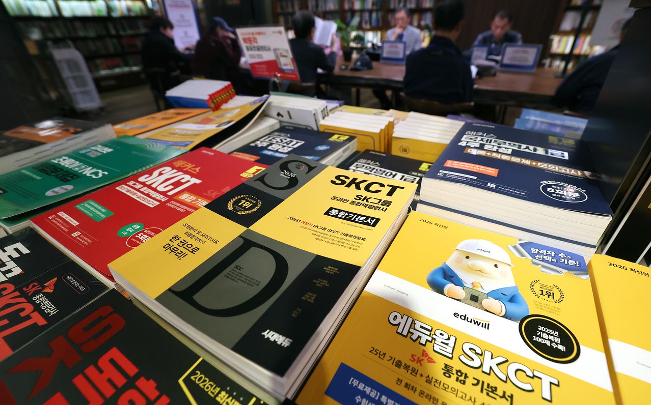 최근 반도체 업계의 역대급 실적과 높은 성과급 기대감으로 취업준비생의 SK하이닉스 지원 열기가 커지고 있다. 그러나 '2026 중상층 리포트'에서 만난 인터뷰이들은 "직업보다 '돈 버는 파이프라인'을 늘려야 한다"고 강조했다. 뉴스1