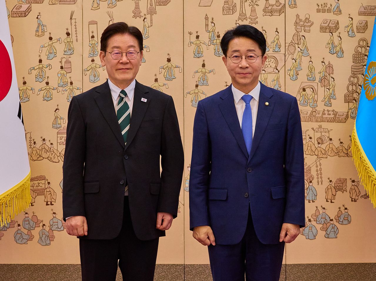이재명 대통령이 지난 3월 27일 청와대에서 열린 임명장 및 위촉장 수여식에서 조정식 대통령 정무특별보좌관에게 위촉장을 수여한 뒤 기념촬영을 하고 있다. 뉴스1