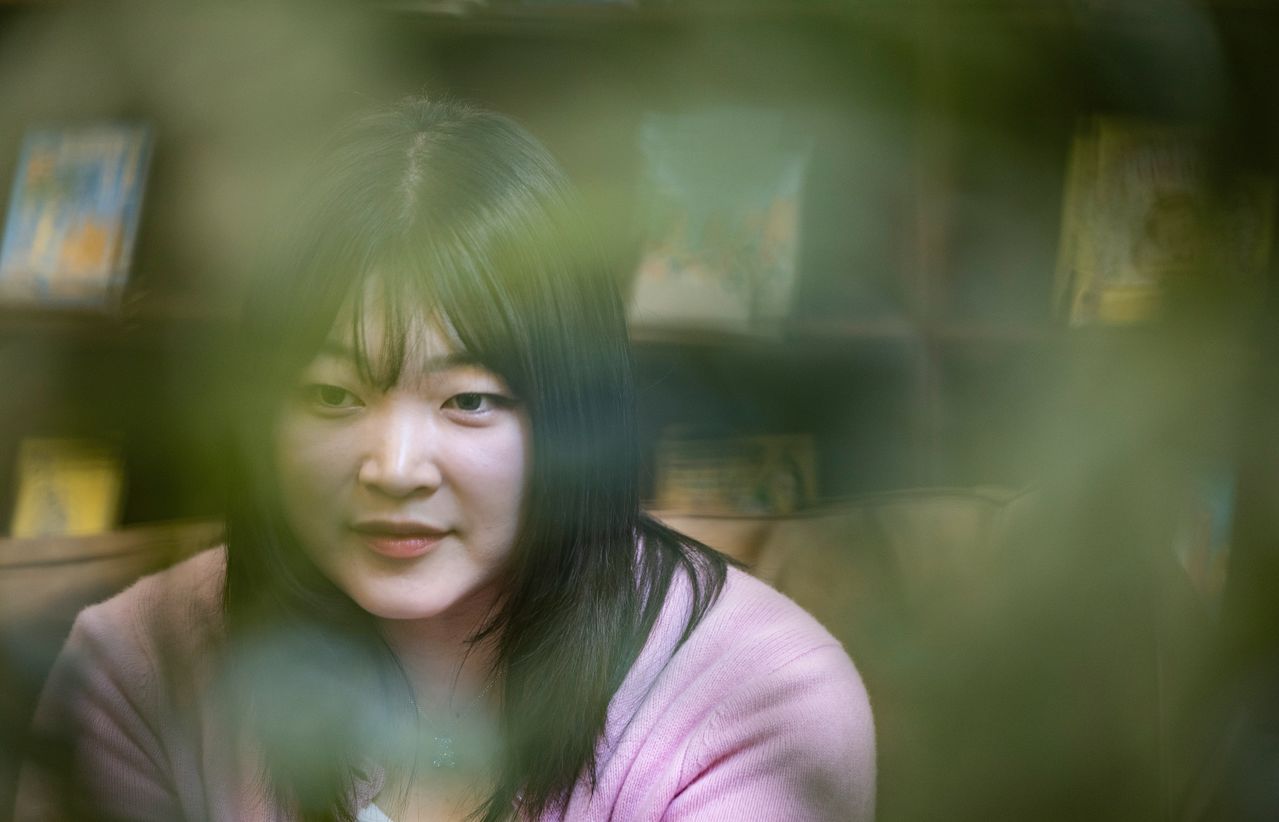 오감을 활용해 시를 쓰는 그에게 이번 시집의 사랑은 어떤 맛이냐고 물었다. "마냥 단 맛은 아니고요. 쓴맛도 들어있고, 탄산감도 있는 맛이요. 위스키, 하이볼 같은 술이 기분을 띄우기도 하지만 방심하면 금방 취하는 것처럼요." 권혁재 사진전문기자