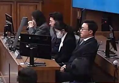 도이치모터스 주가조작과 통일교 금품수수 의혹 등의 혐의로 재판에 넘겨진 김건희 여사가 지난달 28일 서울 서초구 서울고등법원에서 열린 항소심에서 자리에 앉아 고개를 숙이고 있다. 뉴스1