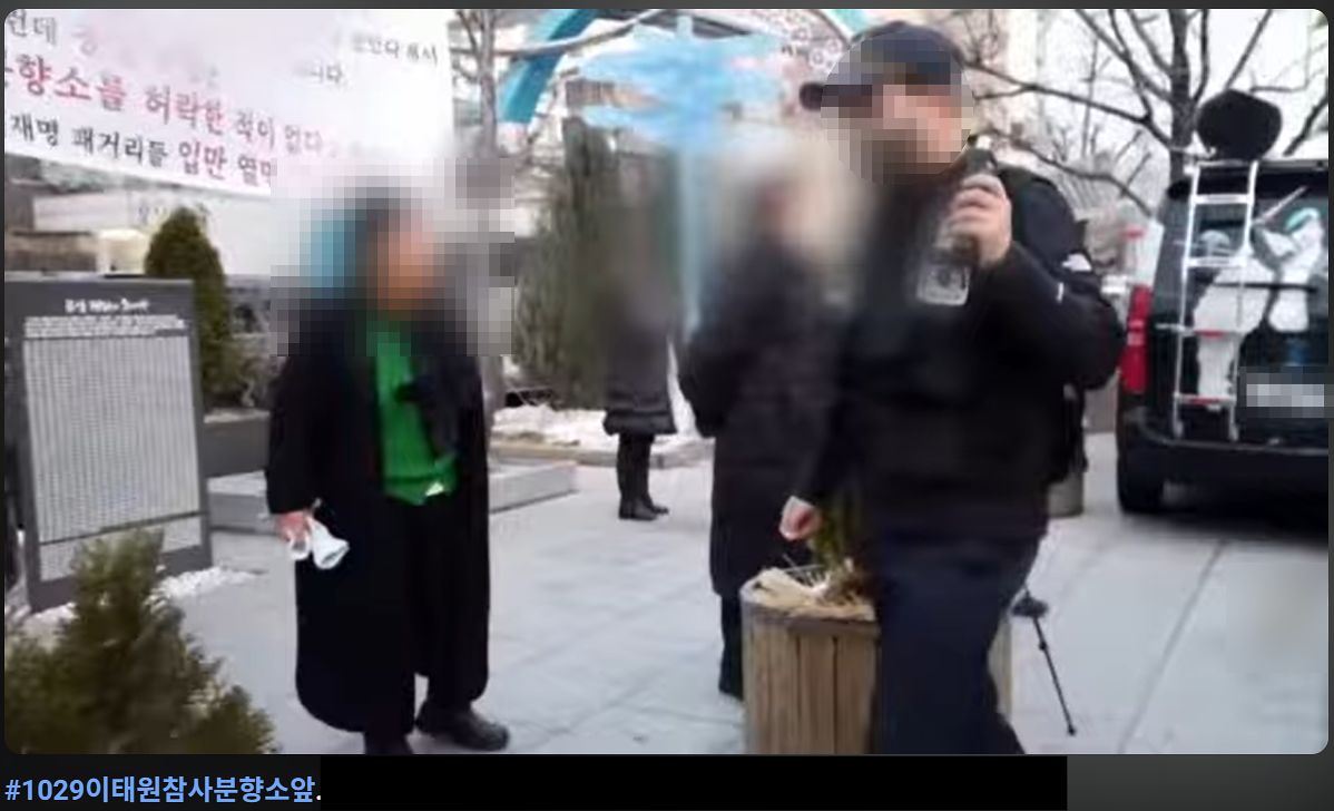 이태원 참사 분향소 인근에서 한 시민이 유가족을 향해 폭언을 퍼붓는 모습. 유튜브 캡처
