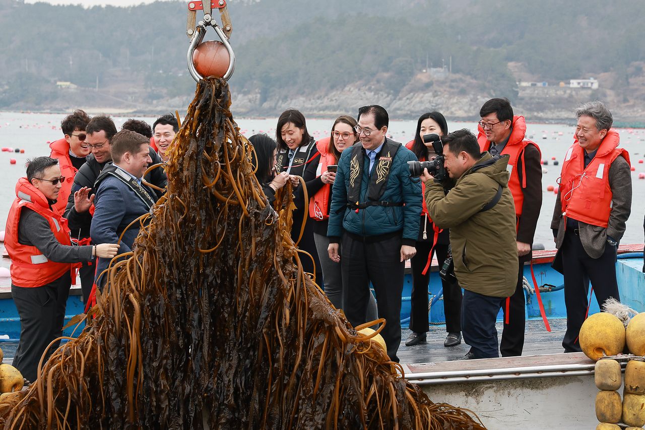 미국 에너지부 산하 기관인 에너지 고등 계획원(ARPA-E) 관계자들이 2024년 1월 18일 전남 완도군을 방문해 신우철 완도군수와 함께 해조류 양식 현장을 둘러보고 있다. 사진 완도군
