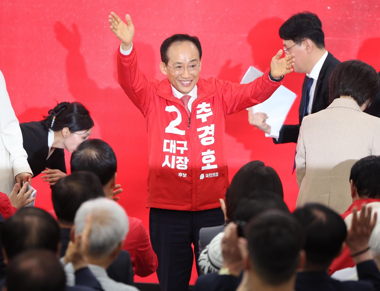 3일 오후 대구 수성구 범어네거리에서 열린 국민의힘 추경호 대구시장 예비후보 선거사무소 개소식에서 추 예비후보가 참석자들에게 인사하고 있다. 연합뉴스