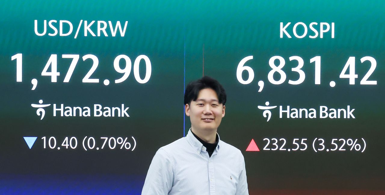 4일 서울 중구 하나은행 딜링룸 전광판에 코스피 지수와 원달러 환율이 표시돼 있다.  이날 전 거래일 보다 184.06포인트(2.79%) 오른 6782.93에 시작해 장중 사상 최고치를 경신한 코스피는 6800선 마저 돌파하며 최고치 기록을 새로 썼다. 뉴스1