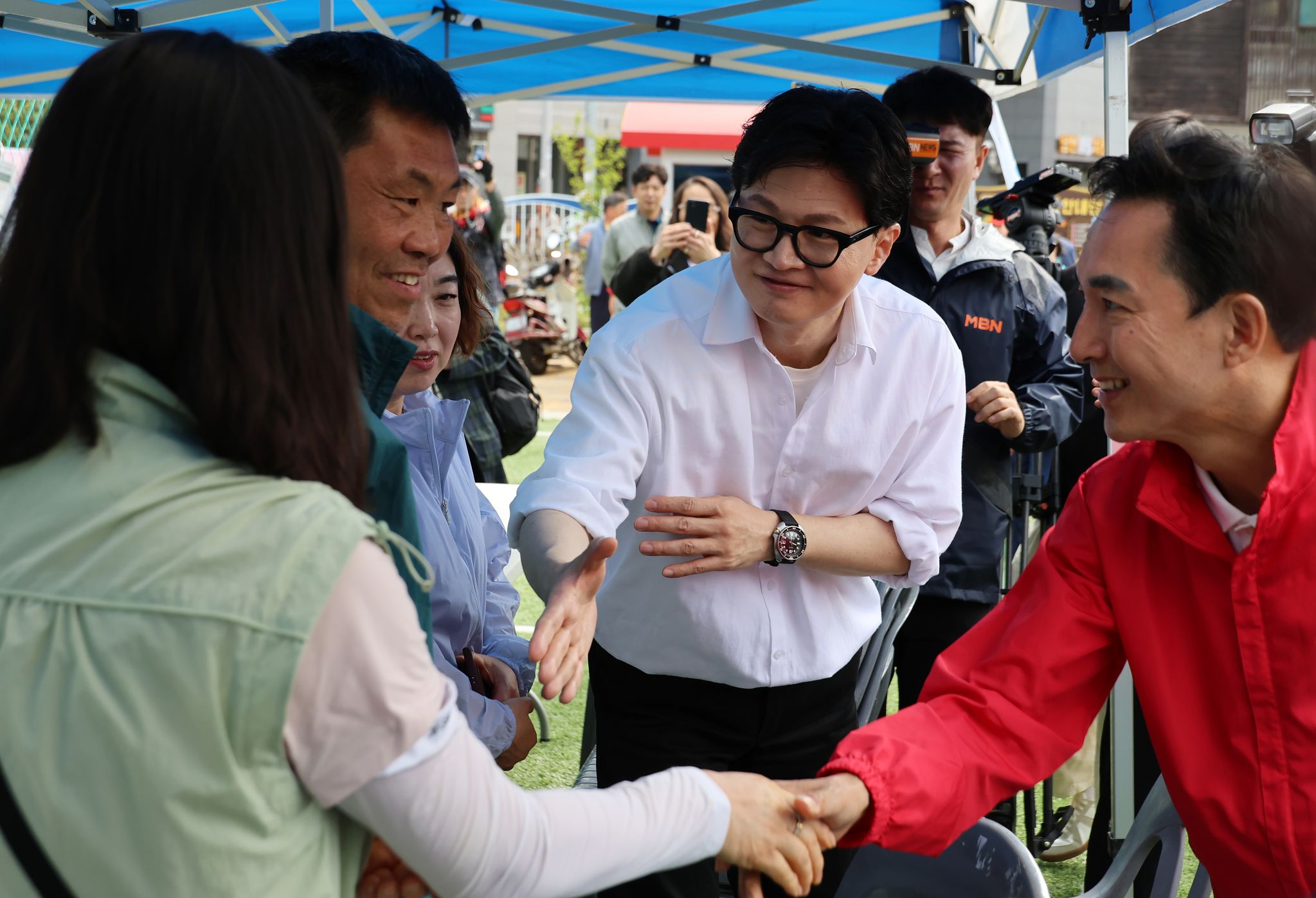 부산 북갑 국회의원 보궐선거에서 국민의힘 공천을 바라는 박민식 전 국가보훈부 장관과 무속소 출마를 공식화 한 한동훈 전 국민의힘 대표가 지난달 26일 부산 구포초에서 열린 동문회 운동회에서 주민에게 인사를 하고 있다. 연합뉴스