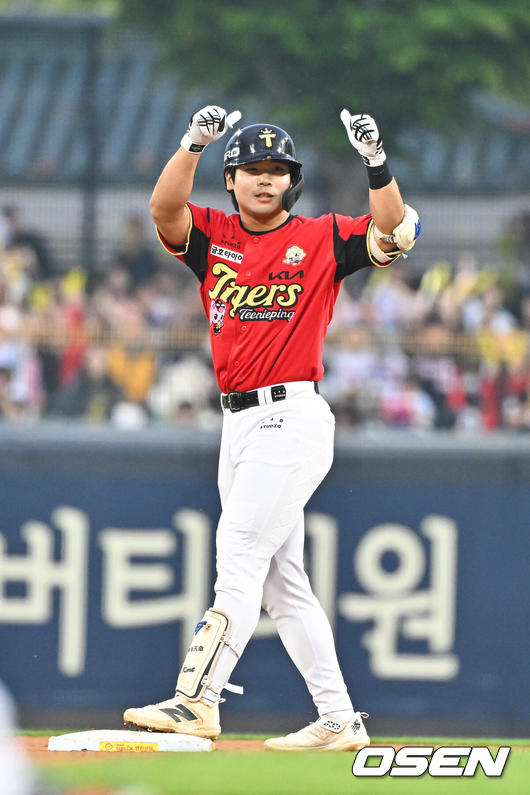 [OSEN=광주, 박준형 기자] 2일 오후 광주 북구 광주기아챔피언스필드에서 2026 신한 SOL KBO리그 KIA 타이거즈와 KT 위즈의 경기가 진행됐다.이날 KIA는 황동하를, KT는 오원석을 선발투수로 내세웠다.6회말 1사 1루 KIA 한승연이 1타점 적시 2루타를 날리고 세리머니를 하고 있다. 이 안타는 한승연의 데뷔 첫 안타이다. 2026.05.02 / soul1014@osen.co.kr