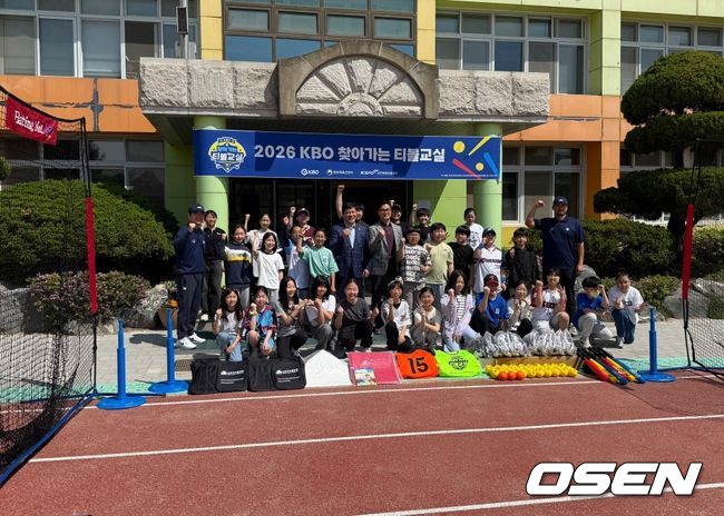 KBO는 지난달 29일 서울 성북구 성북초등학교에서 ‘2026 KBO 찾아가는 티볼교실’의 첫 수업을 진행했다. 이날 현장에는 허구연 KBO 총재를 비롯해 류지현 2026 WBC 대표팀 감독, 권오준 KBO 육성위원이 함께해 의미를 더했다. / OSEN DB