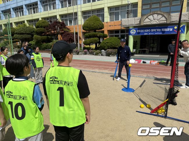 KBO는 지난달 29일 서울 성북구 성북초등학교에서 ‘2026 KBO 찾아가는 티볼교실’의 첫 수업을 진행했다. 이날 현장에는 허구연 KBO 총재를 비롯해 류지현 2026 WBC 대표팀 감독, 권오준 KBO 육성위원이 함께해 의미를 더했다. / OSEN DB