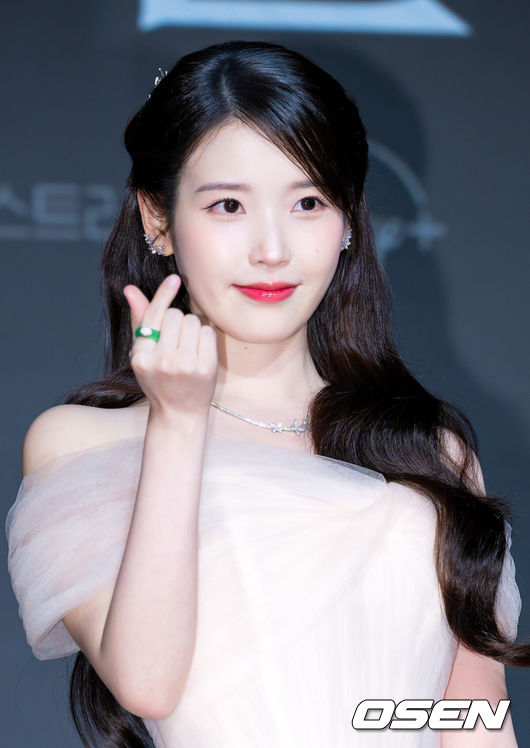 [OSEN=민경훈 기자] 6일 오후 서울 강남구 조선 팰리스 서울 강남 더 그레이트홀에서 MBC 새 금토드라마 '21세기 대군부인'(극본 유지원/연출 박준화, 배희영) 제작발표회가 열렸다.'21세기 대군부인'은 21세기 입헌군주제 대한민국을 배경으로 모든 걸 가진 재벌이지만 신분이 평민이라 짜증스러운 여자 성희주(아이유 분)와 왕의 아들이지만 아무것도 가질 수 없어 슬픈 남자 이안대군(변우석 분)의 운명 개척 신분 타파 로맨스를 담은 드라마다.배우 아이유가 포즈를 취하고 있다. 2026.04.06 / rumi@osen.co.kr
