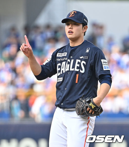 [OSEN=대구, 이석우 기자] 2일 대구삼성라이온즈파크에서 2026 신한 SOL KBO 리그 삼성 라이온즈와 한화 이글스의 경기가 열렸다. 홈팀 삼성은 장찬희가, 방문팀 한화는 문동주가 선발 출전했다. 한화 이글스 선발 투수 문동주가 사인을 보내고 있다. 2026.05.02 / foto0307@osen.co.kr