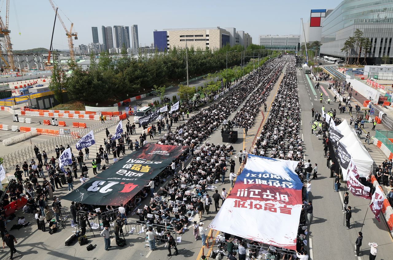 삼성전자 노조원들이 지난달 23일 경기 평택시 삼성전자 평택사업장 앞에서 열린 투쟁 결의대회에서 구호를 외치고 있다. 뉴시스