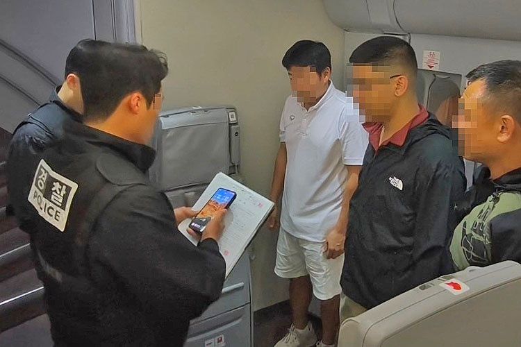 마약 공급책 '청담' 최모씨에 대해 기내에서 체포영장이 집행되는 모습. 사진 경찰청