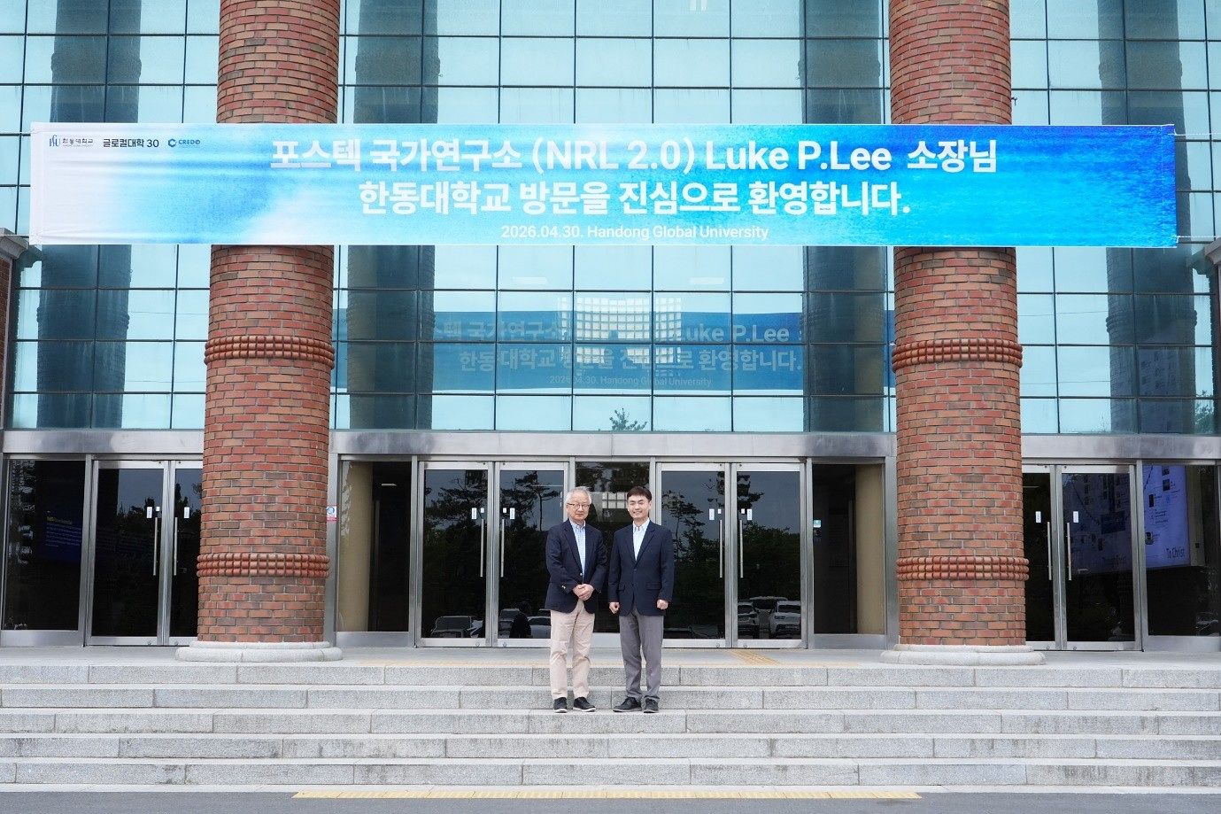 한동대 박성진 총장(오른쪽)과 Luke Lee 교수(왼쪽)가 포항 지역 바이오 산업 발전과 양 기관 간 연구 협력 방안에 대해 대화를 나누고 있다.