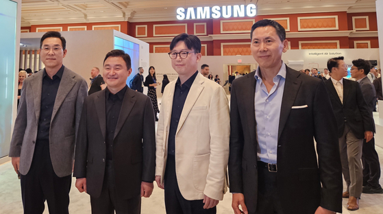 지난 1월 미국 라스베이거스 윈 호텔에 마련된 삼성전자의 ‘소비자가전쇼(CES) 2026’ 단독 전시관에서 삼성전자 관계자들이 기념촬영을 하고 있다. 사진 왼쪽부터 김철기 삼성전자 DA(디지털가전)사업부장 부사장, 노태문 삼성전자 DX부문장 대표이사 사장, 용석우 삼성전자 영상디스플레이사업부장 사장, 이원진 삼성전자 글로벌마케팅실장 사장. 사진 삼성전자