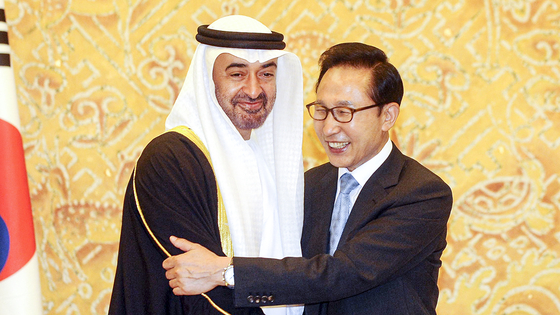 이명박 대통령이 2010년 5월 청와대를 방문한 UAE 모하메드 아부다비 왕세자와 반갑게 악수하고 있다. 중앙포토