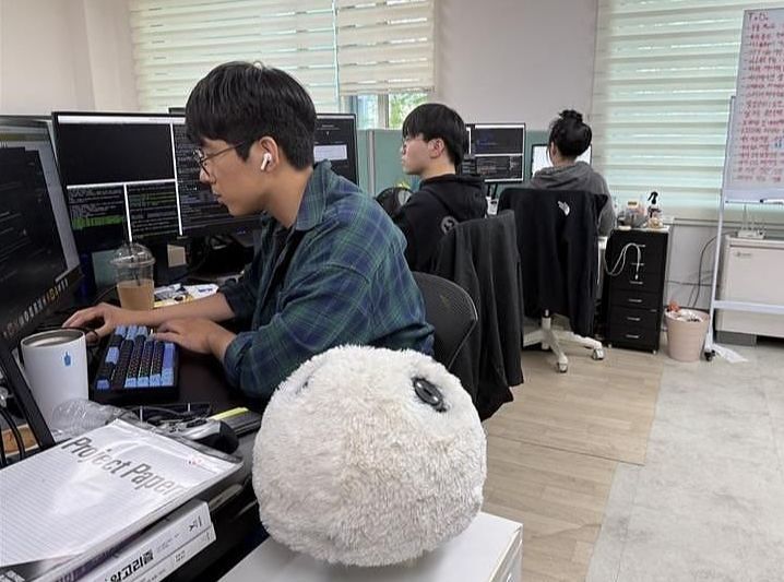 현재 9세대까지 나온 에디의 성능 업그레이드를 위해 노력하고 있는 에디팀. 에이로봇