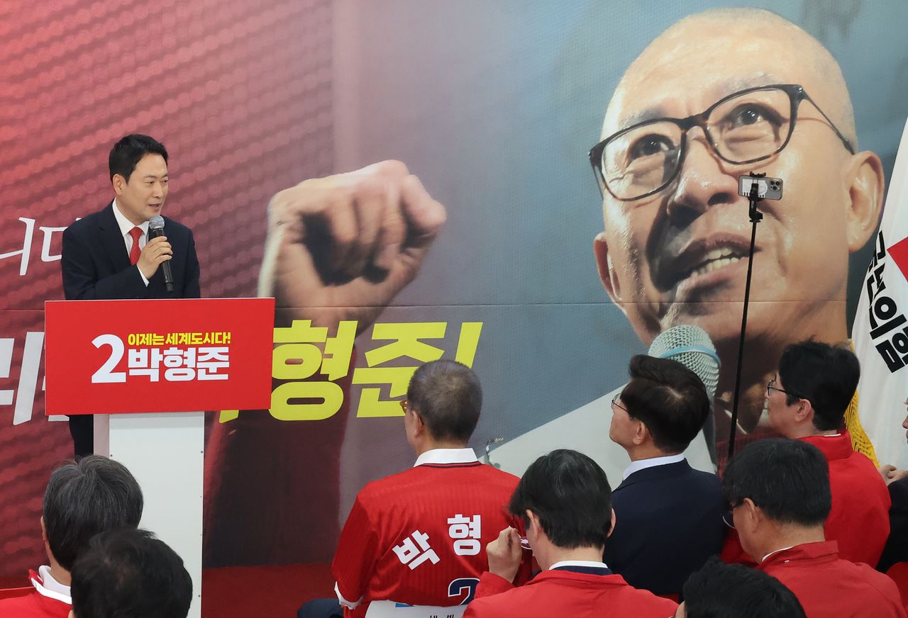 장동혁 국민의힘 대표가 2일 부산 부산진구의 한 건물에서 열린 박형준 부산시장 후보 선거사무실 개소식에 참석해 축사를 하고 있다. 장 대표와 송 원내대표가 지선 후보 선거사무실 개소식에 참석한 것은 이번이 처음이다. 송봉근 객원기자
