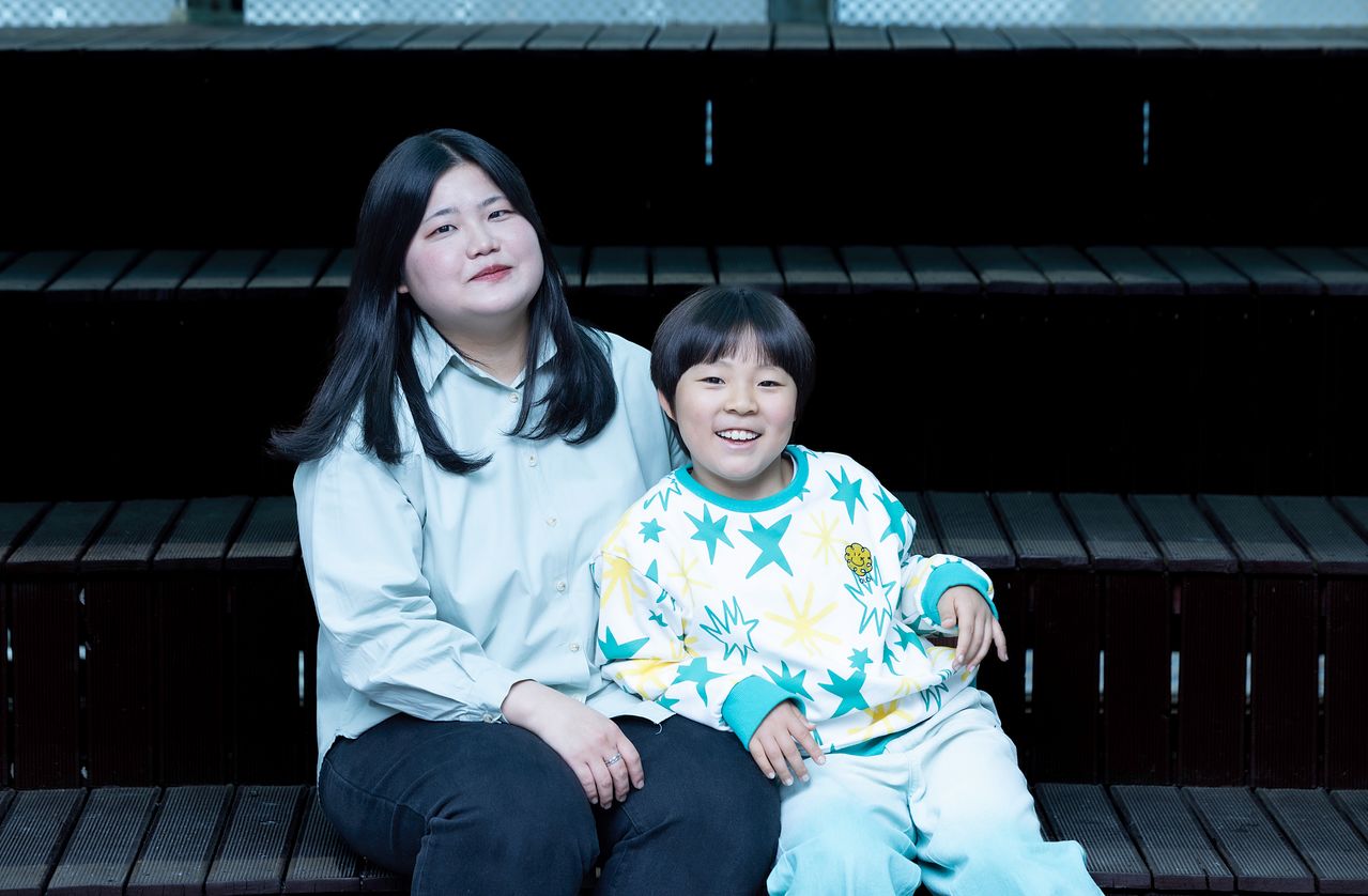  연극 ‘그의 어머니’에서 아역 전담 매니저를 맡은 김채린과 아역 배우 최자운. 둘은 이 작품 초연과 재연에서 호흡을 맞췄다. 권혁재 사진전문기자