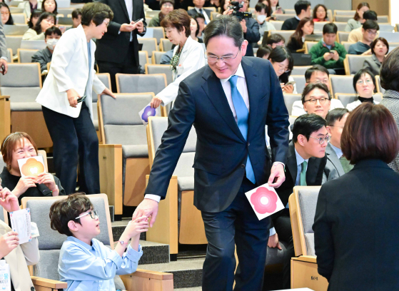 이재용 삼성전자 회장이 2024년 서울 종로구 서울대어린이병원에서 열린 '이건희 소아암·희귀질환 극복사업, 함께 희망을 열다, 미래를 열다' 행사에서 환아와 인사를 나누고 있는 모습. 뉴스1
