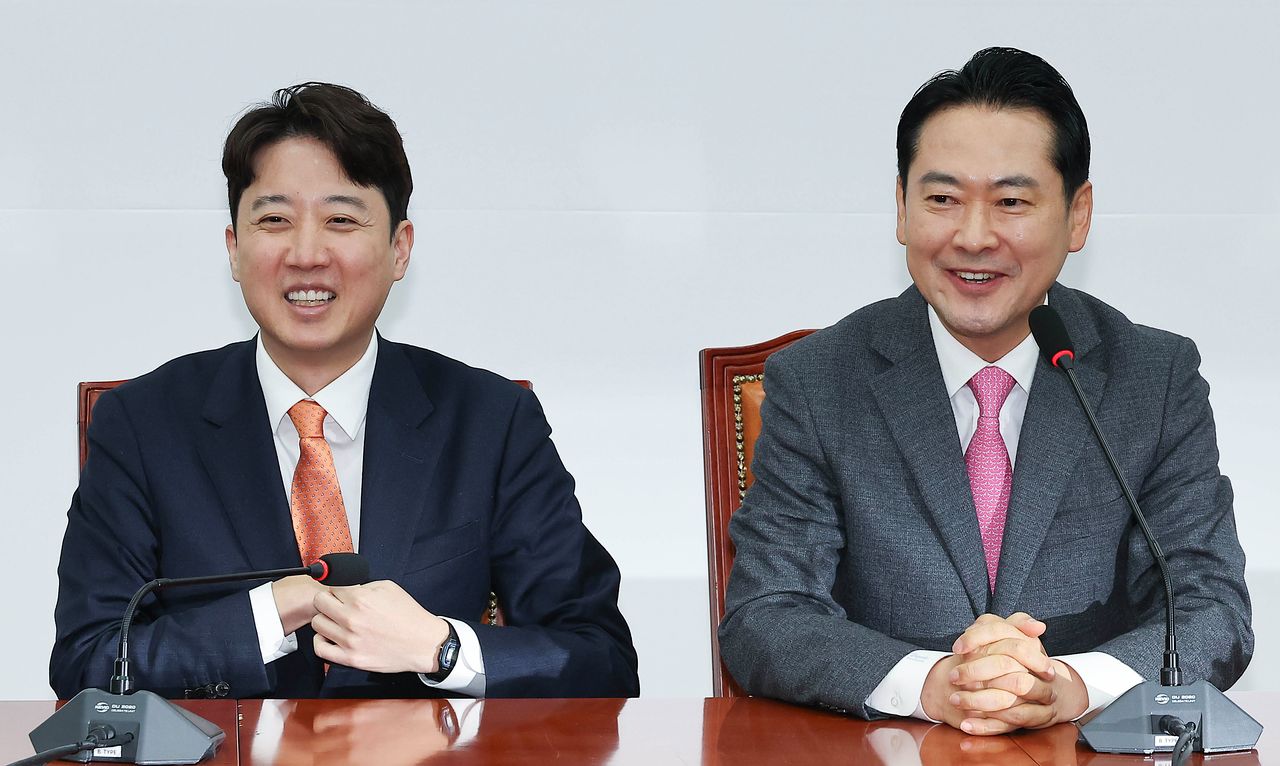  장동혁 국민의힘 대표(오른쪽)가 올해 1월 13일 오전 국회에서 이준석 개혁신당 대표를 만나 발언을 하고 있다. 임현동 기자