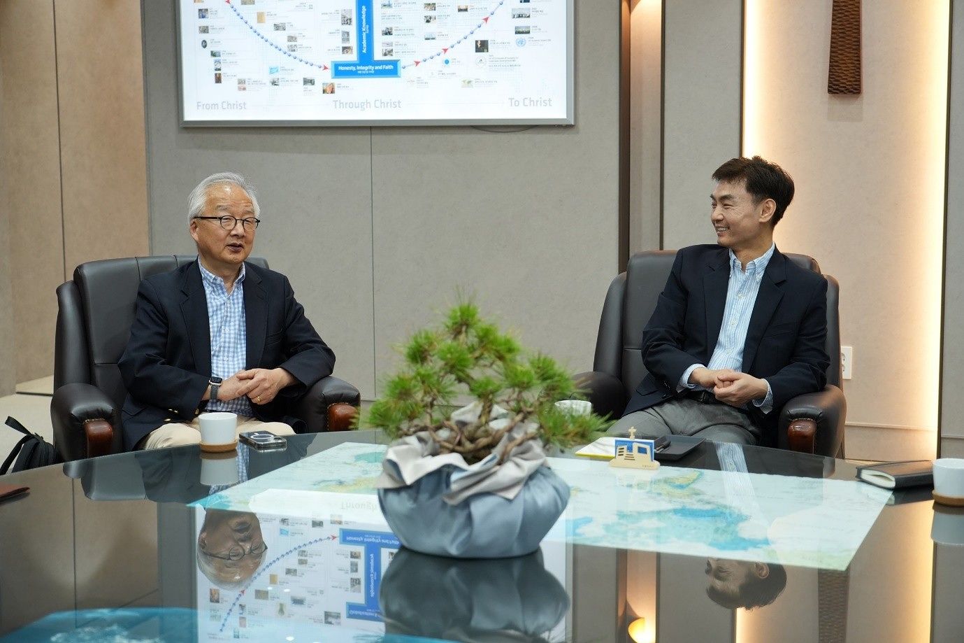 한동대 박성진 총장(오른쪽)과 Luke Lee 교수(왼쪽)가 한동대 캠퍼스에서 기념촬영을 하고 있다.