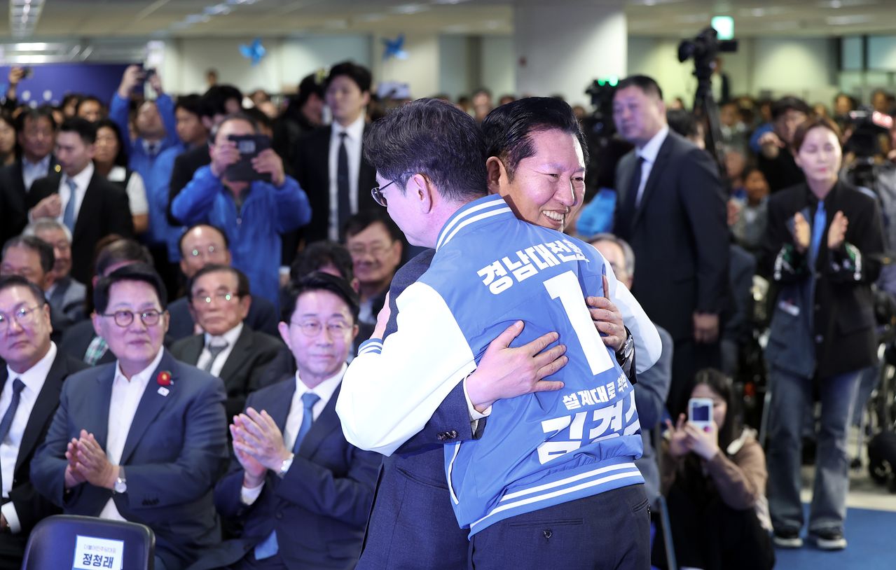 더불어민주당 정청래 대표와 같은 당 김경수 경남지사 후보가 3일 오후 경남 창원시 성산구 중앙동 김 후보 캠프에서 열린 '김경수 경남도지사 후보 선거 캠프 개소식'에서 포옹하고 있다. 연합뉴스