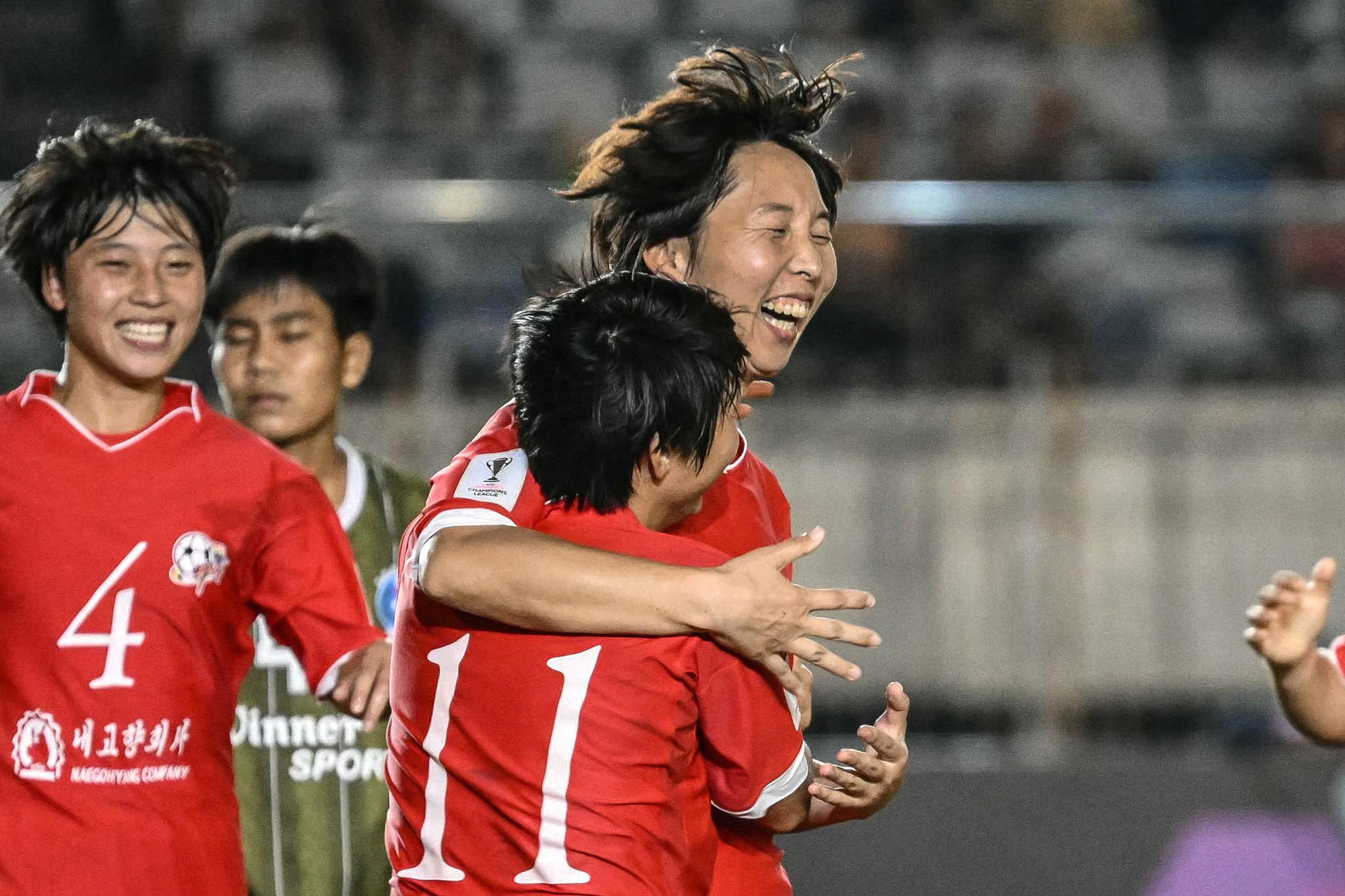 북한 여자클럽축구 최강팀 내고향여자축구단이 수원FC 위민을 상대로 AFC 여자 챔피언스리그 4강전을 치르기 위해 내한한다. 사진은 지난해 11월 대회 조별리그 경기 중 득점 직후 환호하는 내고향 선수들. AFP=연합뉴스