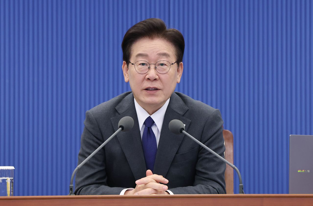 이재명 대통령이 지난달 30일 청와대에서 열린 수석보좌관회의에서 발언하고 있다. 청와대사진기자단