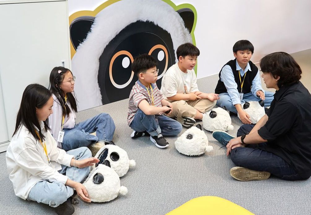 박천유(맨 오른쪽) 에디팀장을 인터뷰하며 에디와 에디 개발 과정, 반려로봇에 관한 궁금증을 풀어본 소중 학생기자단. 