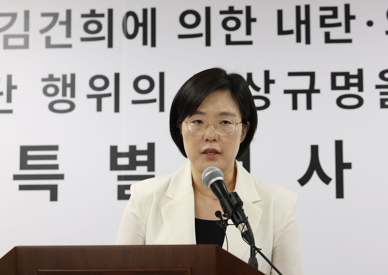 김지미 특검보가 4일 경기 과천시 별양동 2차 종합특검 사무실에서 정례 브리핑을 하고 있다. 뉴스1