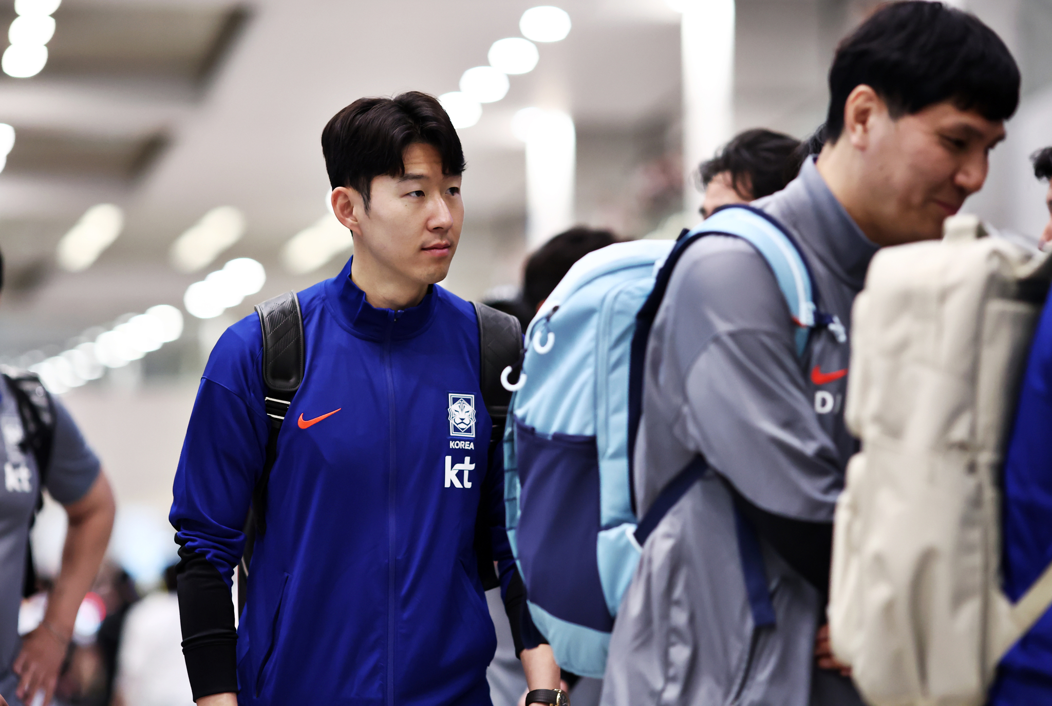 공항에서 이동하는 축구대표팀 손흥민(왼쪽). 연합뉴스