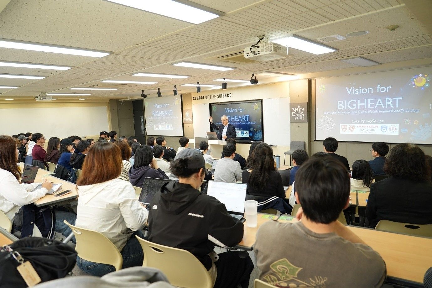한동대 특별 강연에 참석한 관계자들이 기념촬영을 하고 있다. 왼쪽부터 정준택 포스텍 국가연구소 팀장, 김경태 한동대 교수, Luke Lee 교수, 박성진 한동대 총장, 백재현 한동대 교수.