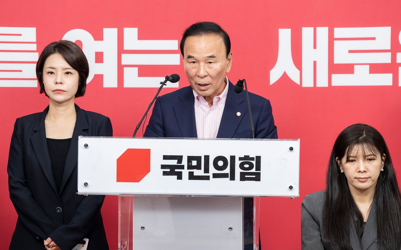 국민의힘 중앙당 공천관리위원회 박덕흠 위원장을 비롯한 공관위원들이 국민의힘 중앙당사에서 지방선거 후보 공천 결과를 발표하고 있다. 연합뉴스