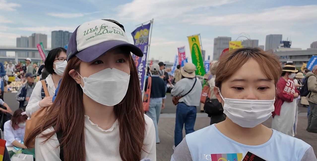 3일 도쿄에서 열린 대규모 개헌 반대 시위에 참여한 이즈미와 카마즈카씨. 정원석 특파원
