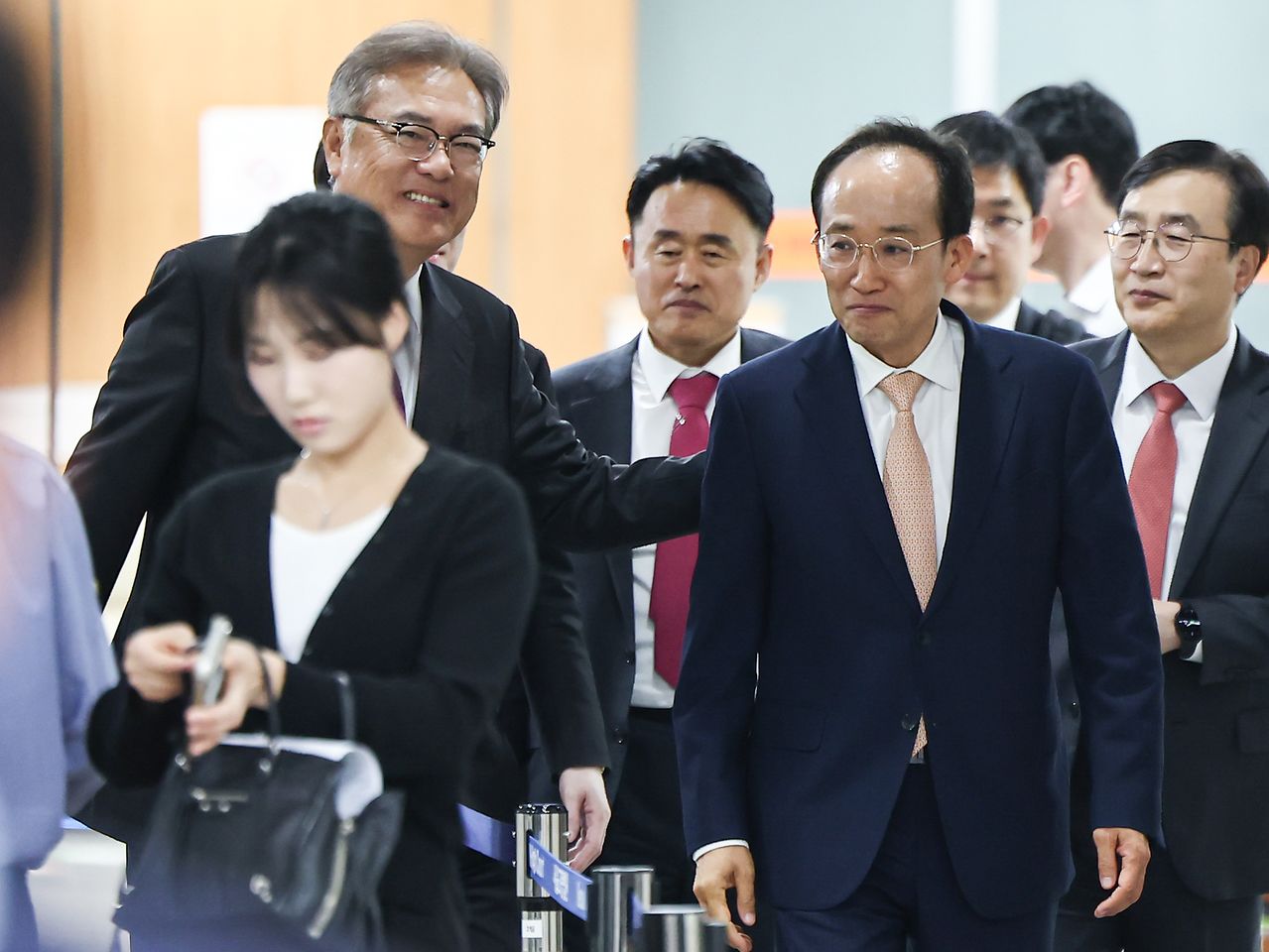 지난달 17일 정진석 전 대통령비서실장(왼쪽)과 추경호 국민의힘 전 원내대표가 서울중앙지방법원에서 공판에 출석하며 인사를 나누고 있다. 뉴스1