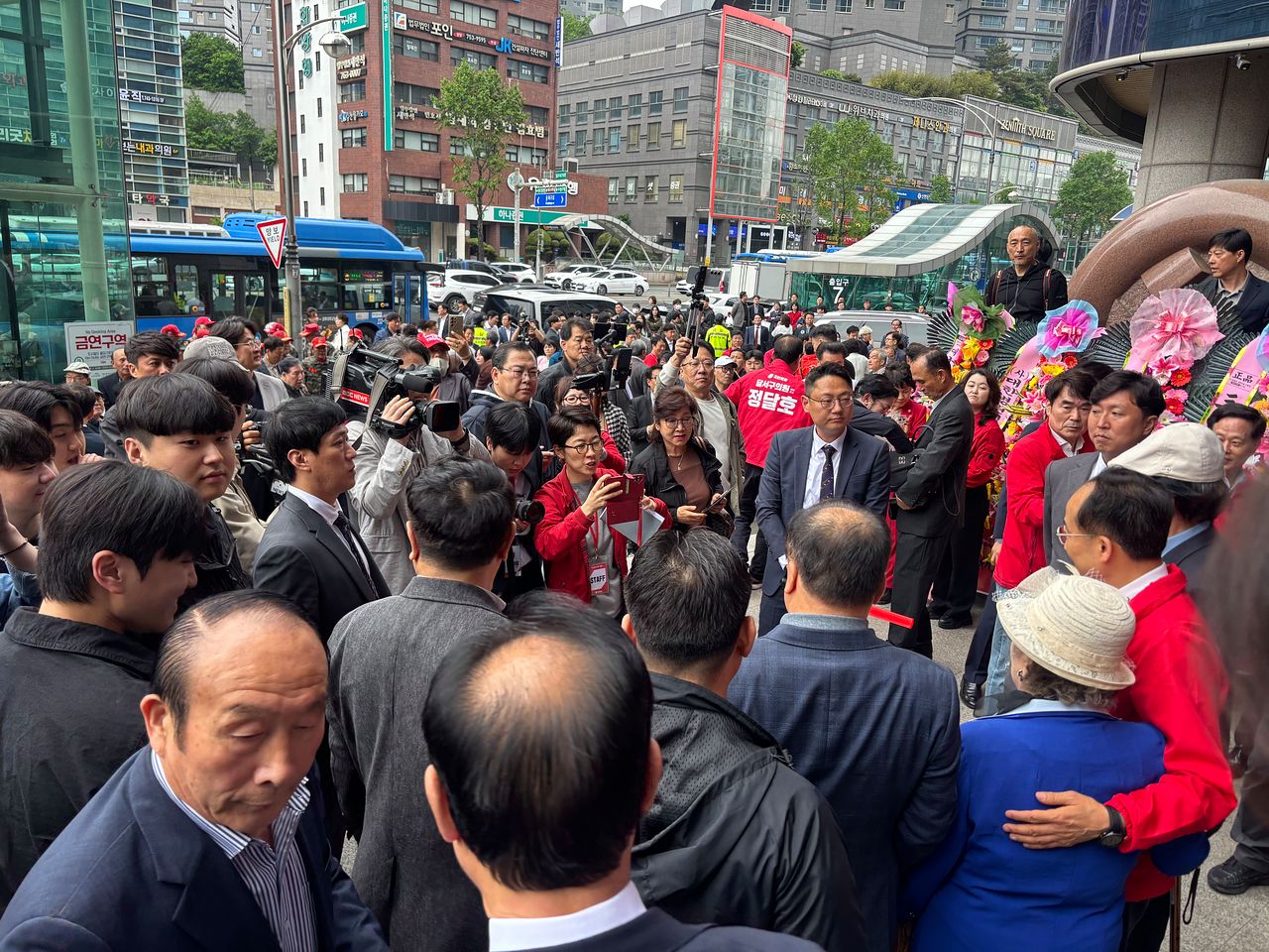 추경호 국민의힘 대구시장 후보가 3일 선거사무소 개소식 현장에서지지자들과 포옹하며 사진을 찍고 있다. 대구=류효림 기자 
