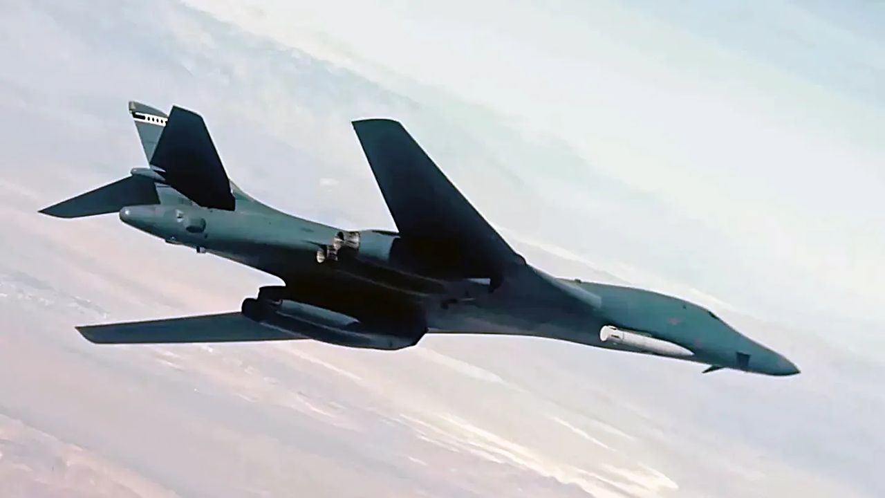 에드워드 공군기지가 공개한 B-1 탑재 AGM-183 ARRW. edwardsairforcebase@인스타그램 