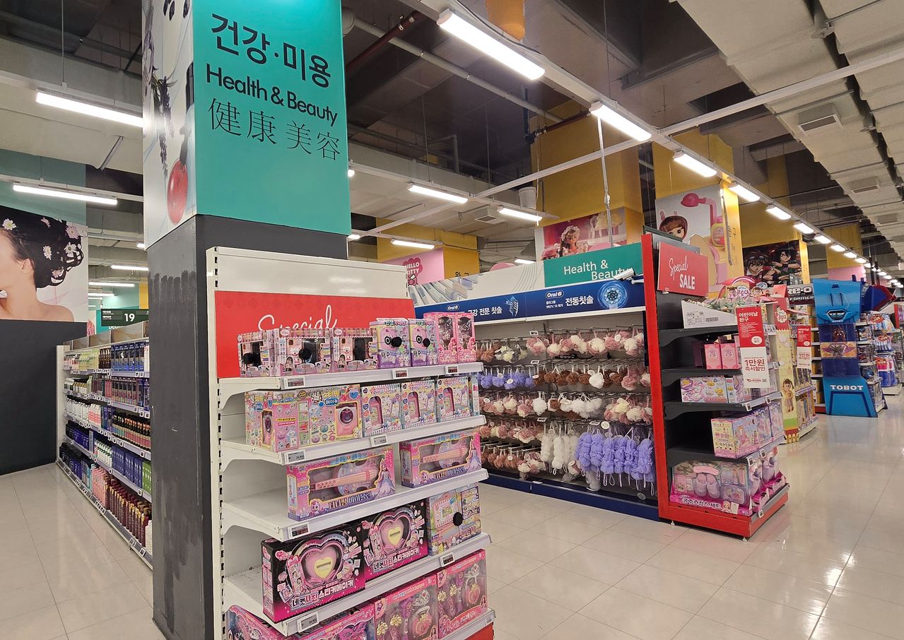 지난 3일 저녁 7시쯤 방문한 서울 마포구 홈플러스 합정점. 미용 관련 제품이 진열돼있어야하는 코너지만 장난감 몇개가 비어있는 매대를 채우고 있다. 노유림 기자