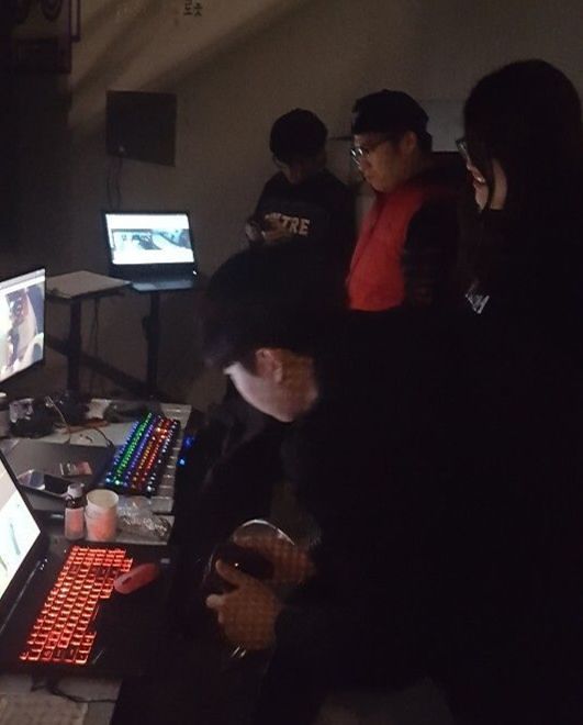 ‘EDIE, 로봇별 대 모험’ 공연을 앞두고 에디팀이 밤새워 연구하던 모습. 에이로봇