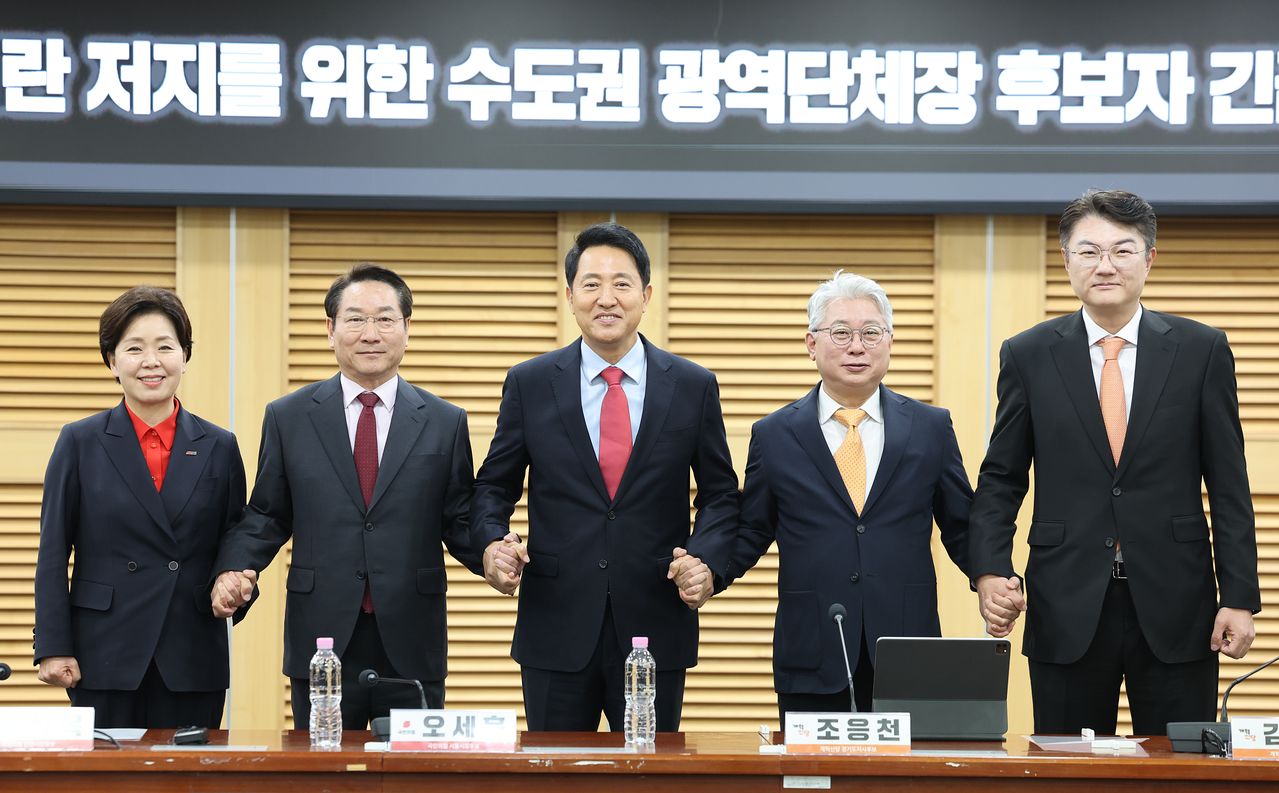 양향자 국민의힘 경기지사 후보(왼쪽부터), 유정복 국민의힘 인천시장 후보, 오세훈 국민의힘 서울시장 후보, 조응천 개혁신당 경기지사 후보, 김정철 개혁신당 서울시장 후보가 4일 서울 여의도 국회 의원회관에서 열린 사법내란 저지를 위한 수도권 광역단체장 후보자 긴급 연석회의에서 기념 촬영을 하고 있다. 뉴스1