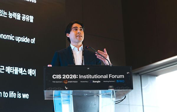 맥킨지 홈 메타플렉스 재단 미국 대표가 서울 더 플라자호텔에서 열린 CIS 2026 기관 포럼에서 솔라나 기반 인프라와 메타플렉스 비전을 소개하고 있다.