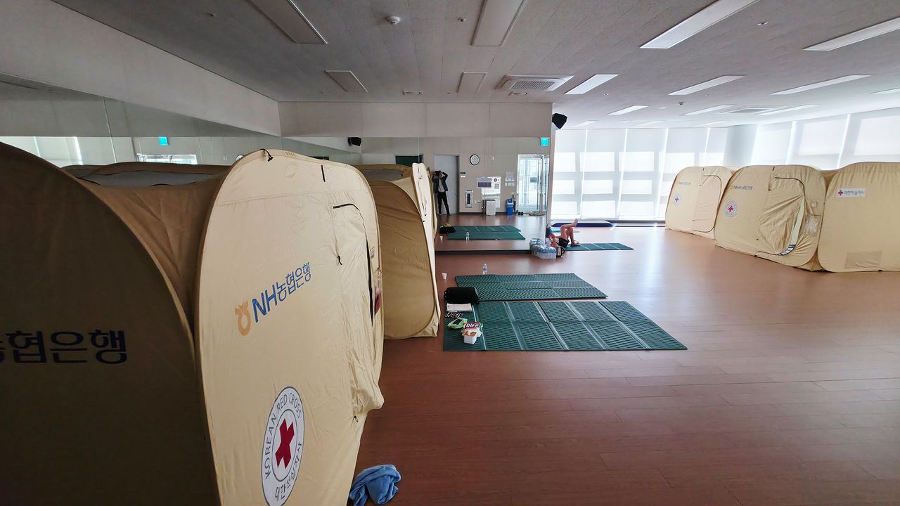 화재로 아파트 단지 전체가 정전된 세종시 조치원읍 복합커뮤니티센터에 임시 거주시설이 설치돼 있다. 김성태 객원기자