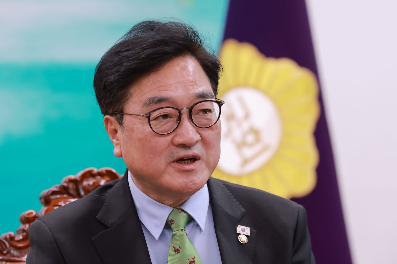 우원식 국회의장이 28일 국회 의장실에서 열린 초당적 개헌추진을 위한 제정당 제3차 연석회의에 참석해 인사말하고 있다. 연합뉴스