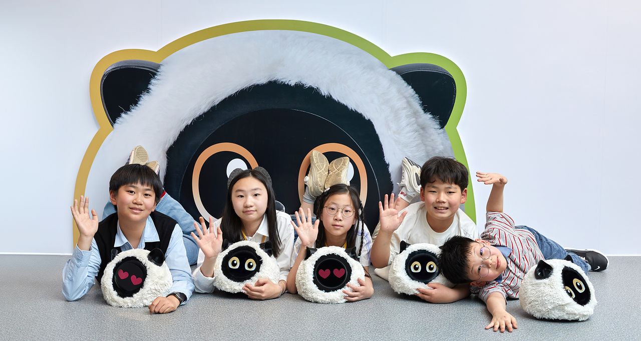 에이로봇의 반려로봇 에디와 함께 즐거운 시간을 보낸 강희제·유시현 학생기자·정선우 학생모델·방채원·신율 학생기자(왼쪽부터). 