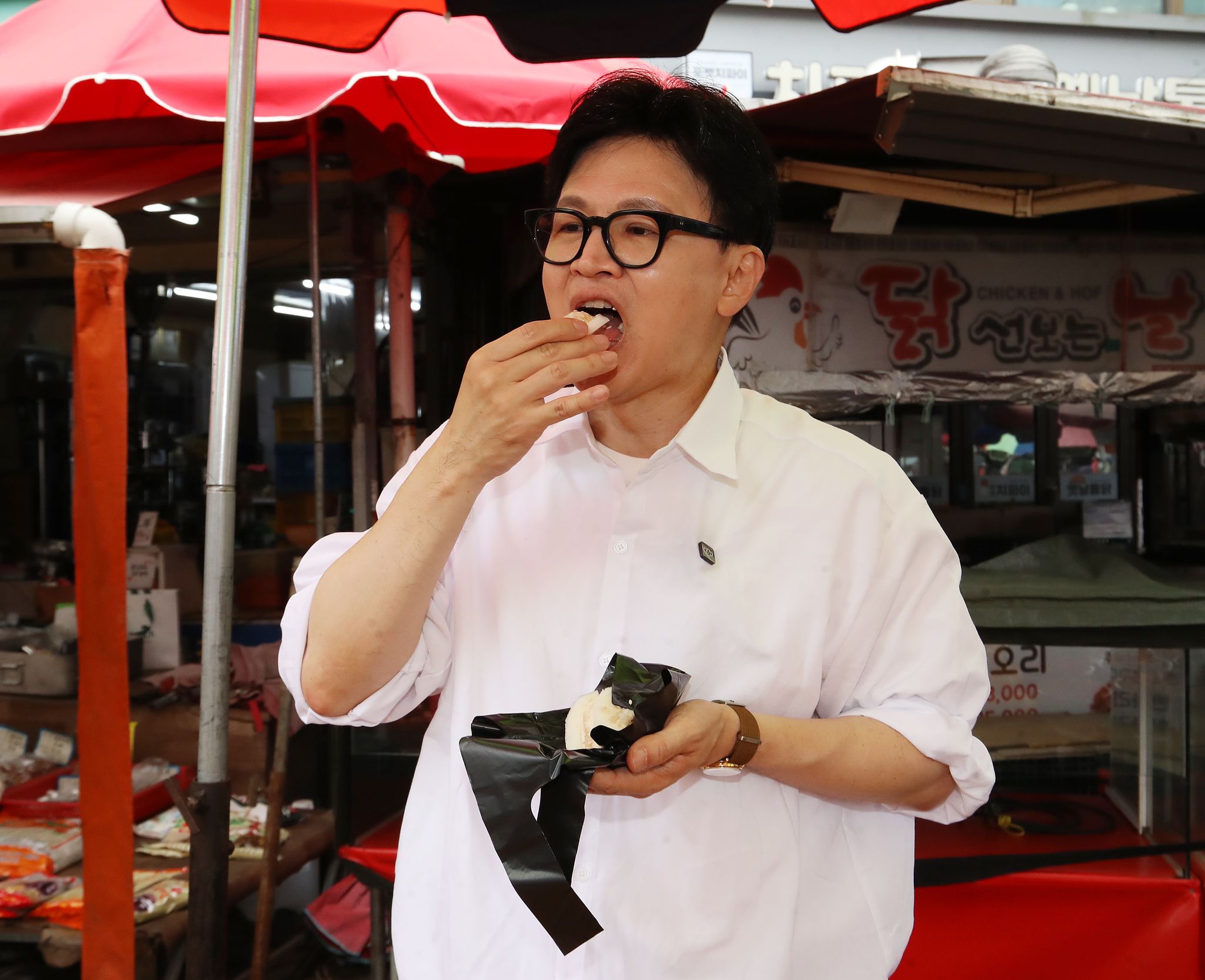 한동훈 전 국민의힘 대표가 지난달 29일 오후 부산 북구 구포시장을 찾아 참외를 맛보고 있다. 뉴스1