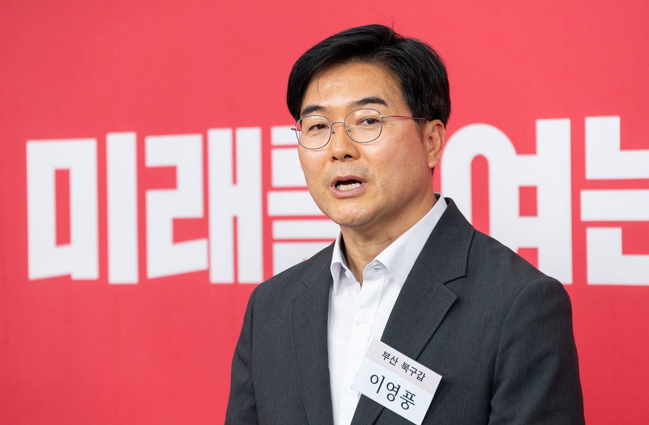 이영풍 전 KBS 기자가 1일 서울 여의도 국민의힘 중앙당사에서 6·3 재보선 부산 북구 갑 선거구 공천 면접을 마친 뒤 취재진 질문에 답하고 있다. 연합뉴스