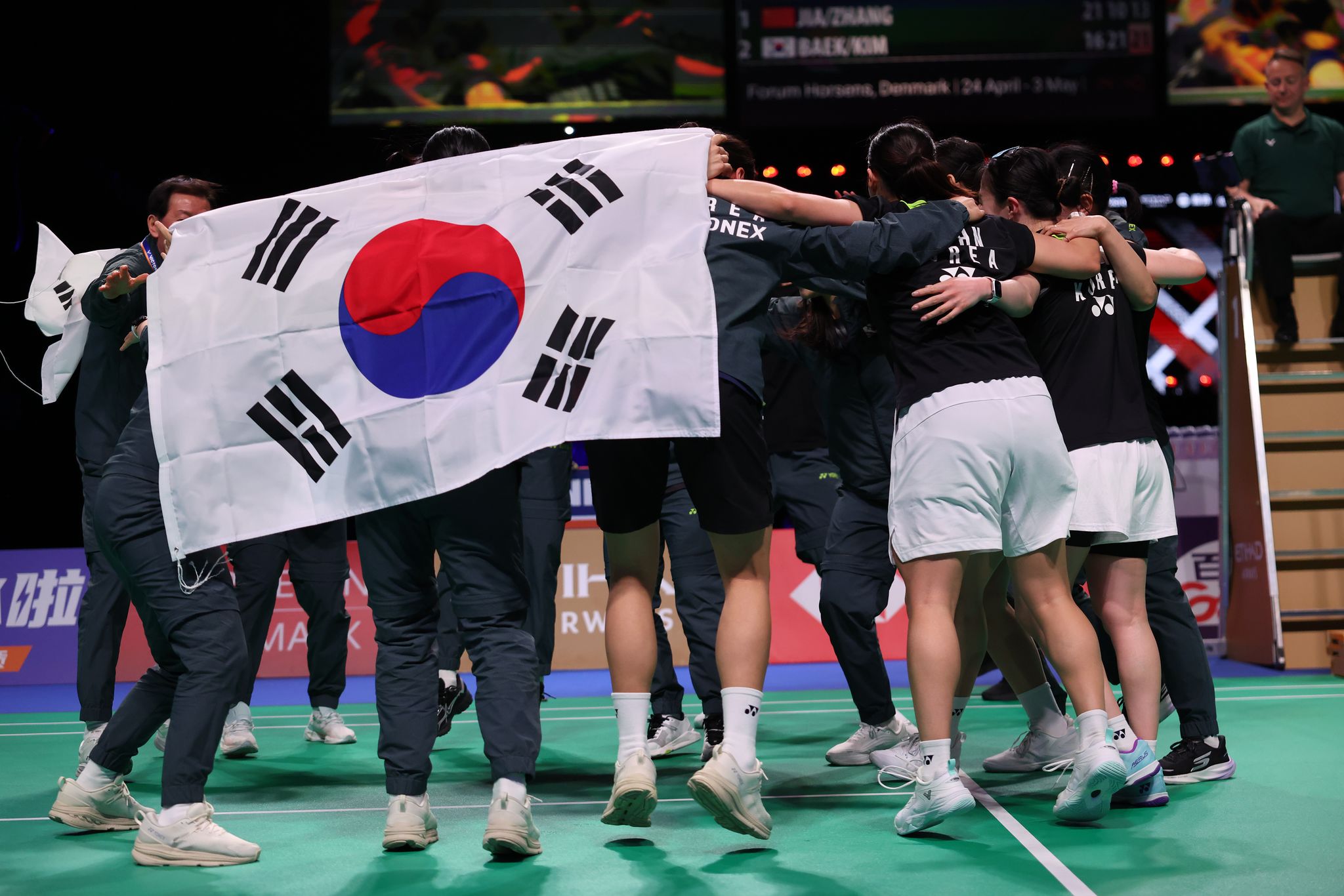 중국을 꺾고 우버컵 정상에 오른 직후 얼싸 안고 환호하는 한국 선수단. 신화=연합뉴스 
