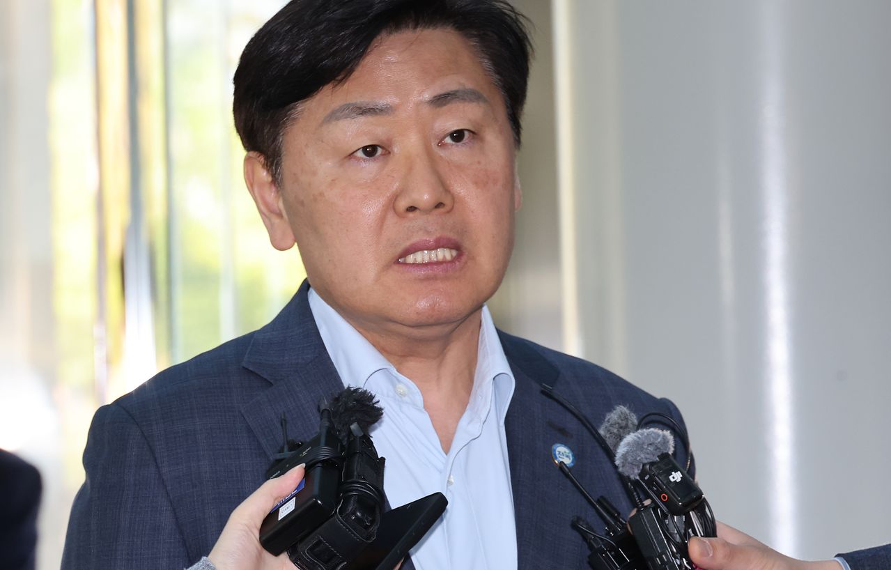 공직선거법 위반 혐의를 받는 김관영 전북도지사가 4일 피고발인 신분으로 경찰에 출석하고 있다. 연합뉴스